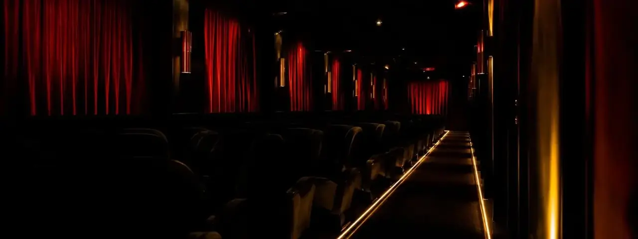 黄果短剧短剧大全页面的影院放映厅背景